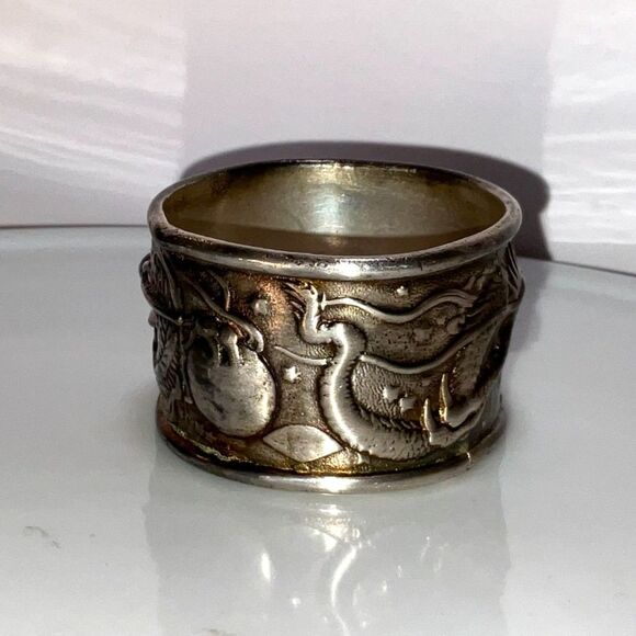 Beautiful antique silver toned napkin ring dragon pattern not monogrammed - Picture 4 of 7